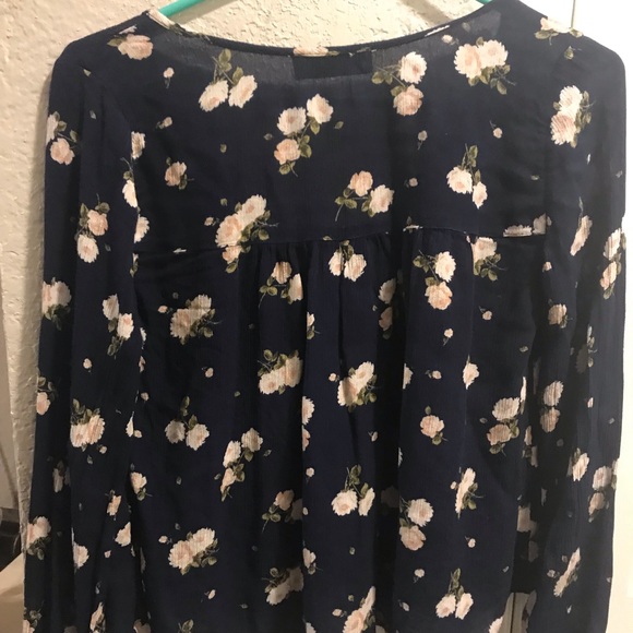 Cute top. Crinkly material.elastic around the wrists. - Picture 3 of 9